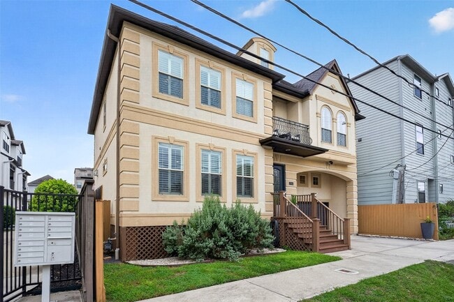 Photo - 1042 W 15th 1/2 St