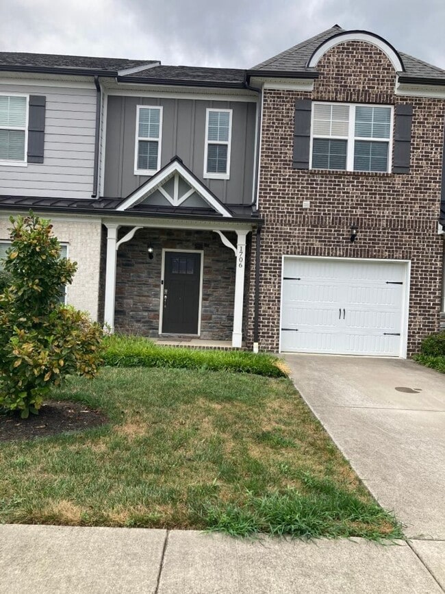 Building Photo - Spacious Townhome