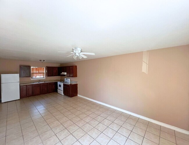 Photo - 418 W Plum St