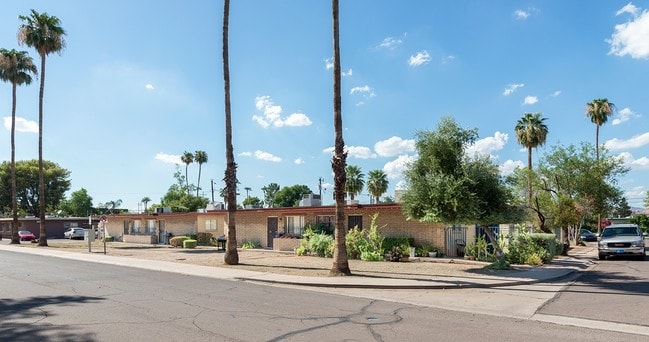 902 and 908 W. 2nd Street - 902 and 908 W. 2nd Street Apartments