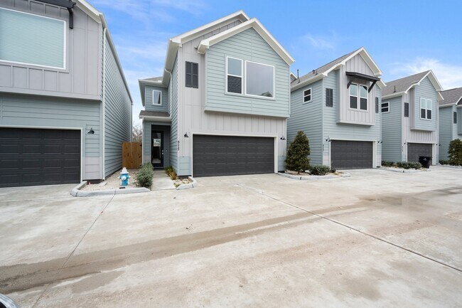 Photo - 8115 Esther Acres Ln