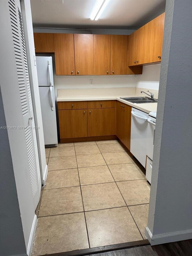 Photo - 411 Executive Center Dr Unidad 203