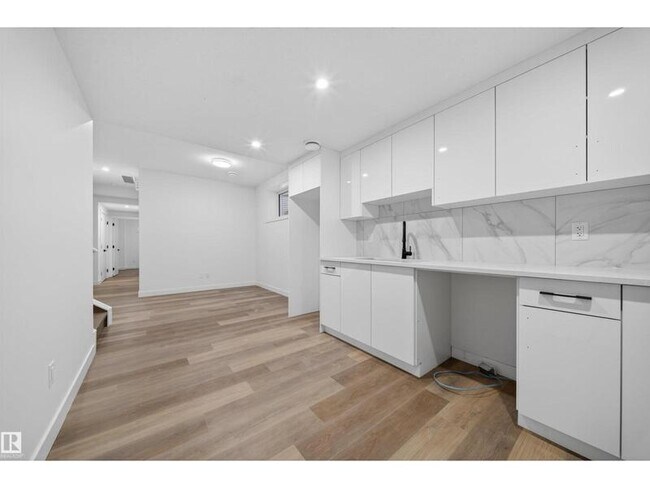 Photo - 5213-104A 104a St NW