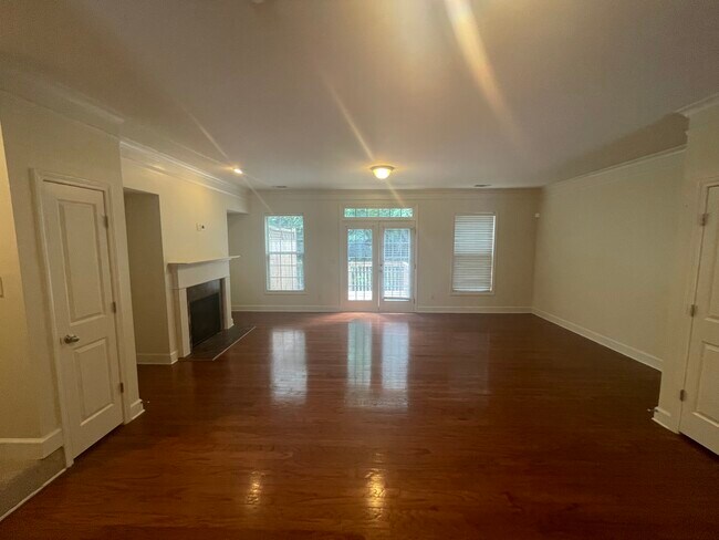 Sala de estar abierta con chimenea - 2786 Birch Grove Ln SE