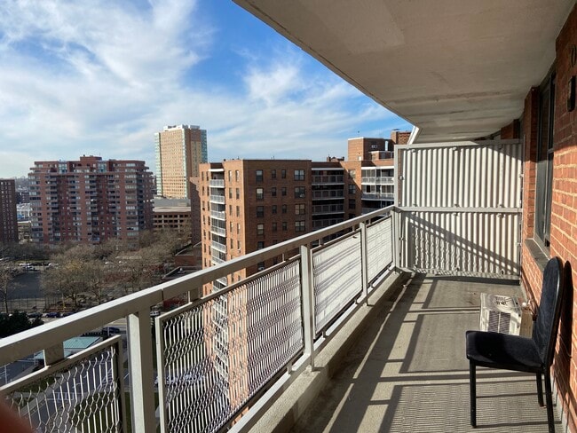 Building Photo - 6125 98th St Unit 1L