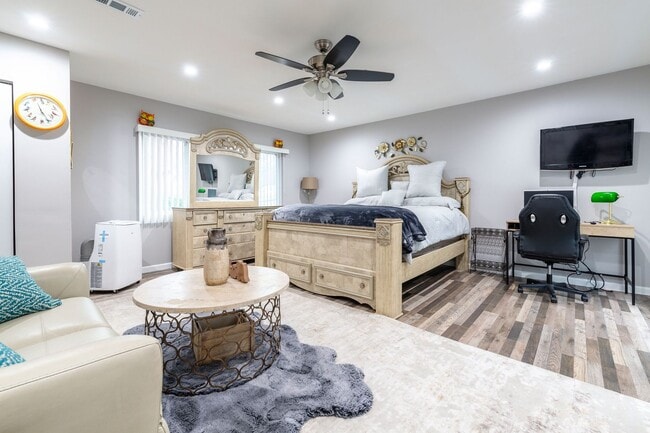 Photo - Adorable Studio for Rent - Short Term Fully Furnished!