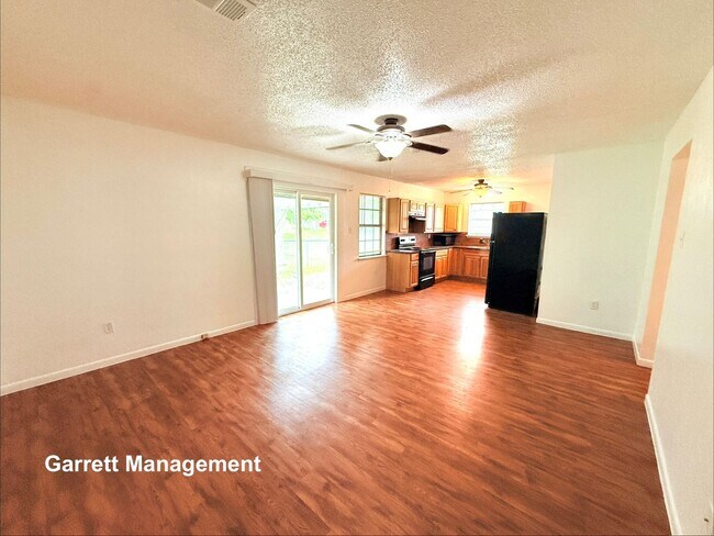 106 N Fairview Dr
