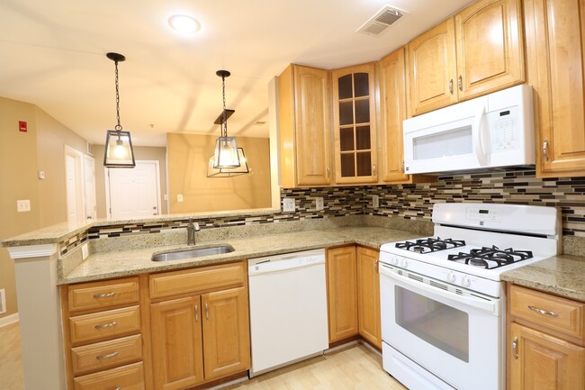 Photo - Spacious 2BD/2BA Condo with Balcony in Fou...