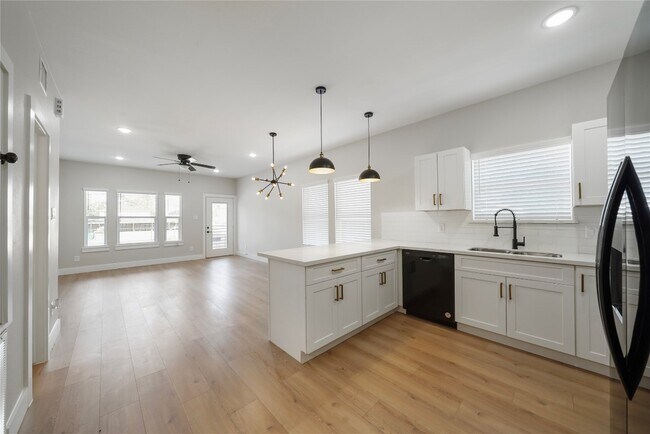 Photo - 402 E 37th St