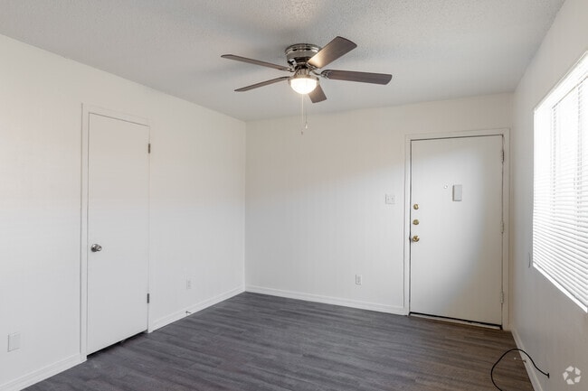 2BR, 2BA - 814SF - Sala de estar - Maximus Apartments