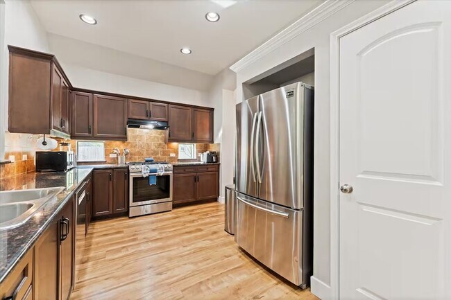 Photo - 976 Northampton Dr
