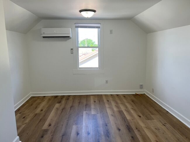 Building Photo - 409 N Clark St Unit 409.5