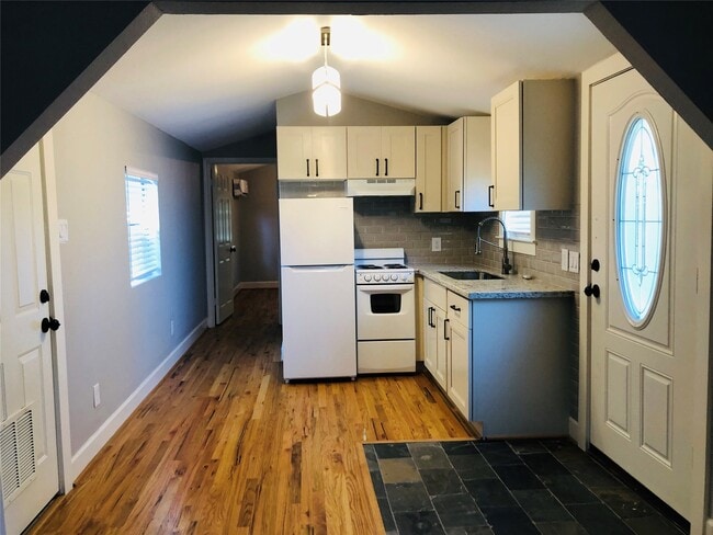 Photo - 734 McDaniel St