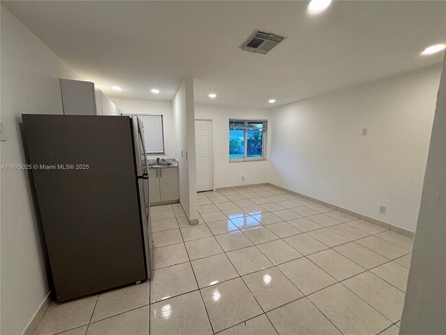 Building Photo - 2308 Jackson St Unit 9