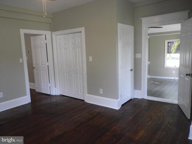Building Photo - 215 W Olive St Rental
