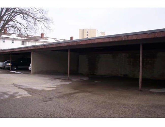 El garaje de estacionamiento trasero para el inquilino - 155 Niagara Ave