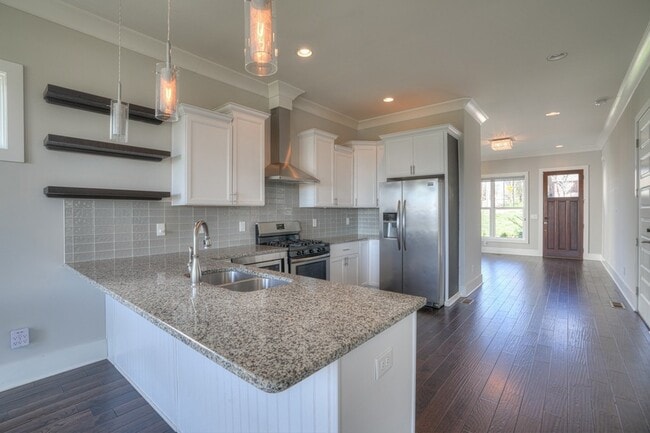 Photo - 908 Youngs Ln