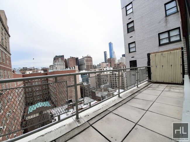 Building Photo - E 16 ST