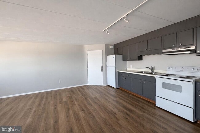 Building Photo - 403 N Newberry St Unit 304