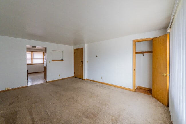 Livingroom - 3061 S 72nd St Unit # 3