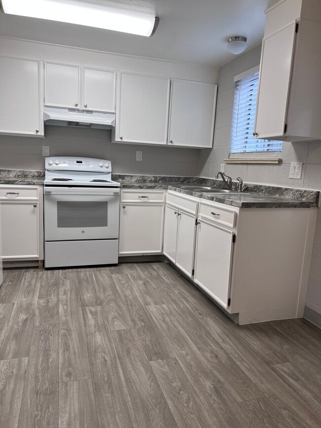 Photo - 2 bed/1.5 bath town home with covered parking