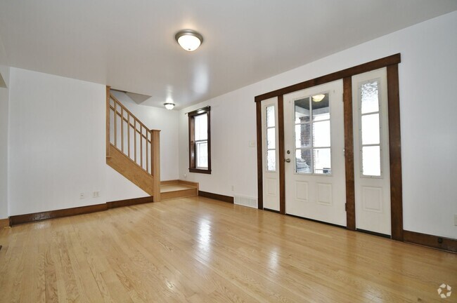 Building Photo - Charming 2-Bedroom Townhouse for Rent in C...