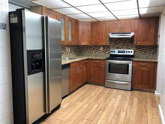 Photo - 20350 W Country Club Dr Unidad 102 Rental