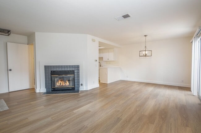 Townhome in Lake Forest - Townhome in Lake Forest
