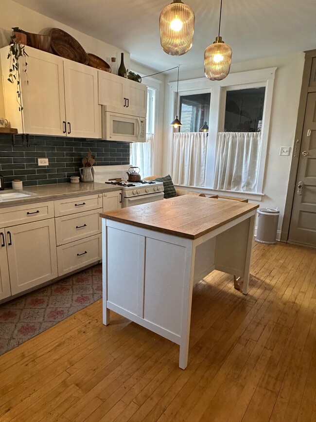 Photo - 2333 S Hoyne Ave Unidad 3