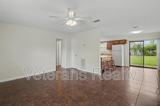Photo - 837 Tee St