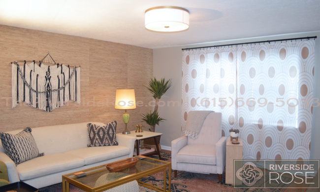 Abre las cortinas para que entre la luz natural y recuéstate en el sillón reclinable con tu libro favorito. - 3726 Moss Rose Dr