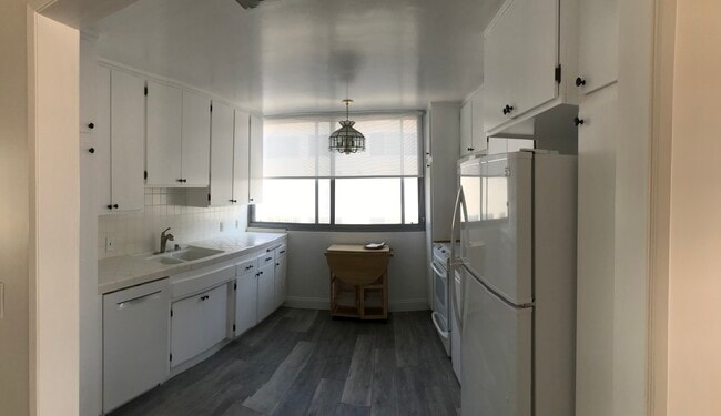 Cocina: electrodomésticos nuevos - 8701 Delgany Ave Unidad 204