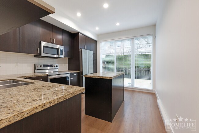 Photo - Spacious 3 Bed Townhome in Highland Park with Resort Style Amenities and Private Yard Unité 205