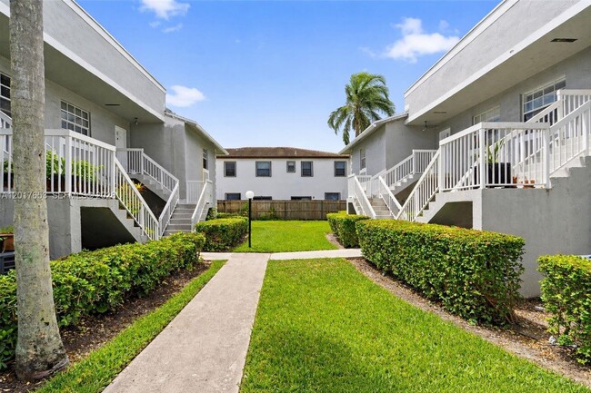 Building Photo - 464 NE 210th Cir Terrace Unit 204