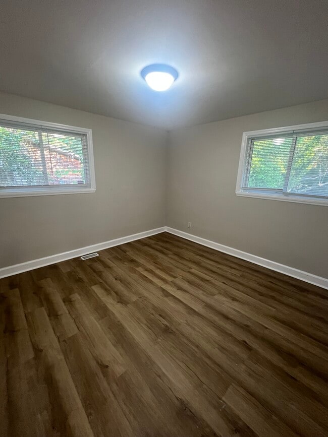 Photo - 2933 Courtney Rd