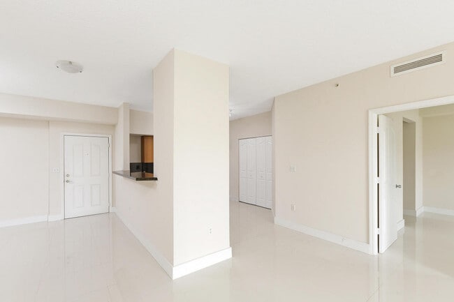Photo - 250 NE 3rd Ave Unidad 1303