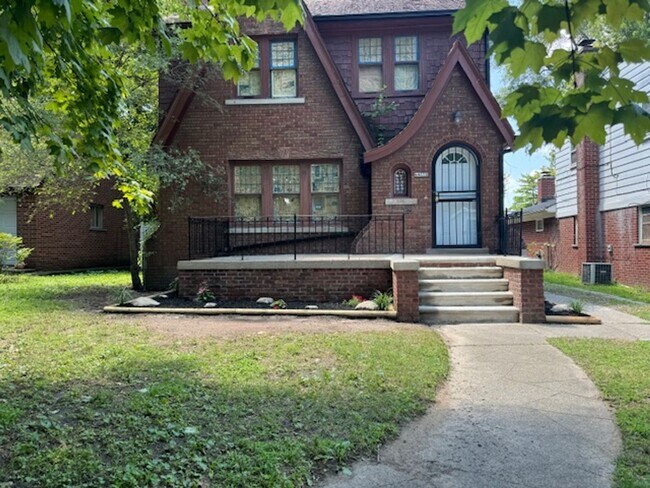 3 Bedroom 1 bath Westside Brick ColonialHouse - 3 Bedroom 1 bath Westside Brick ColonialHouse