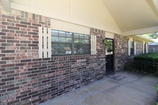 305 SW 10th St