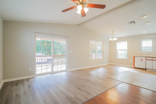 Photo - 1357 Mattie St