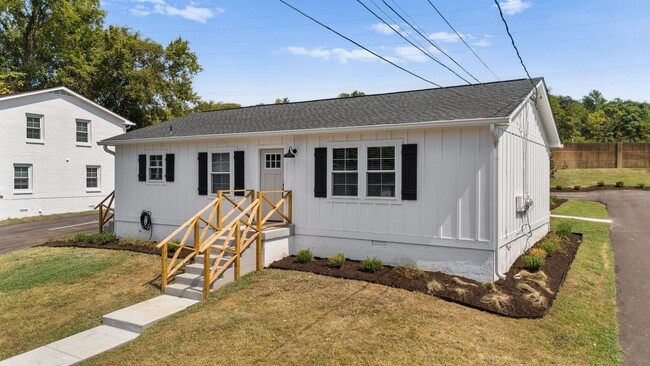 Building Photo - Newly Renovated 2/2 Townhome in Nashville