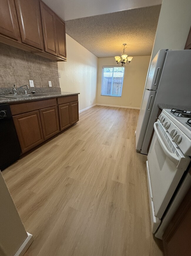 975 Murrieta Blvd