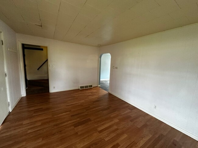 400 Gilbert St Unit Lower/Upper