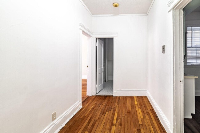 Building Photo - 31 Queensberry St Rental