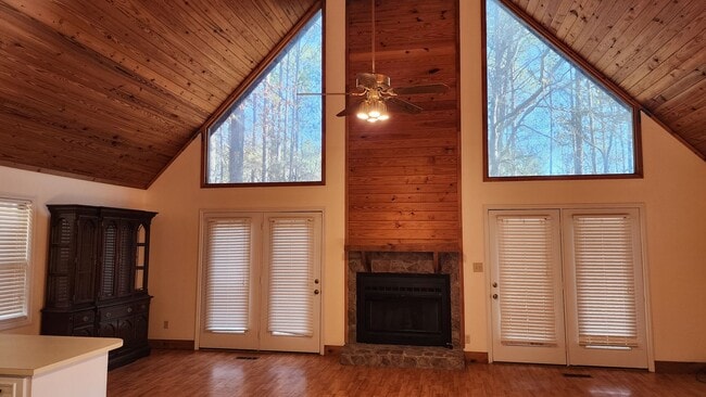Photo - Home Located in Hamilton, Close to Lake Harding!
