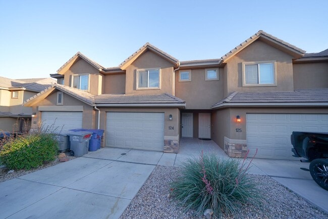 Building Photo - Remodeled 3 Bed / 2.5 Bath Townhome in Great Location