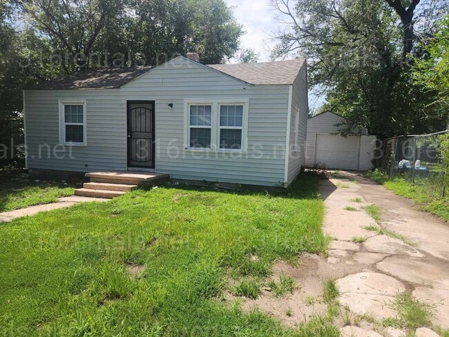 Building Photo - $1095 - 3 bedroom / 1 bathroom - Single Fa... Rental