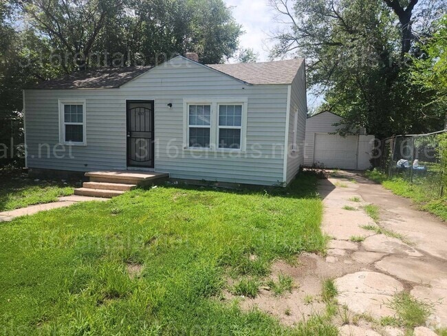 Building Photo - $1095 - 3 bedroom / 1 bathroom - Single Fa... Rental