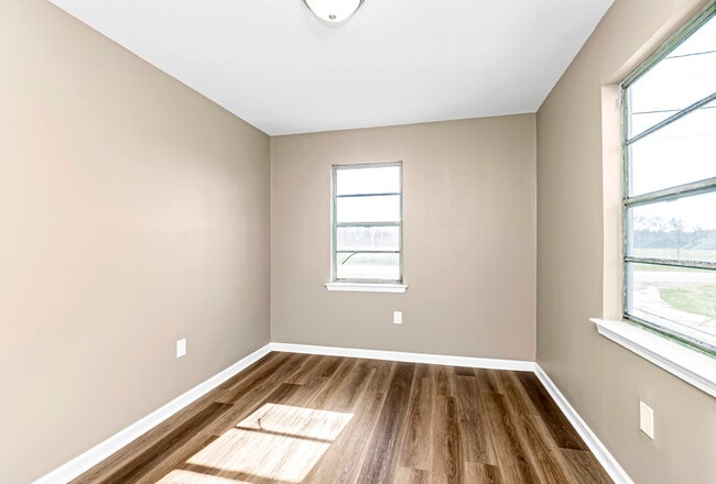 Photo - 381 Mills Ave