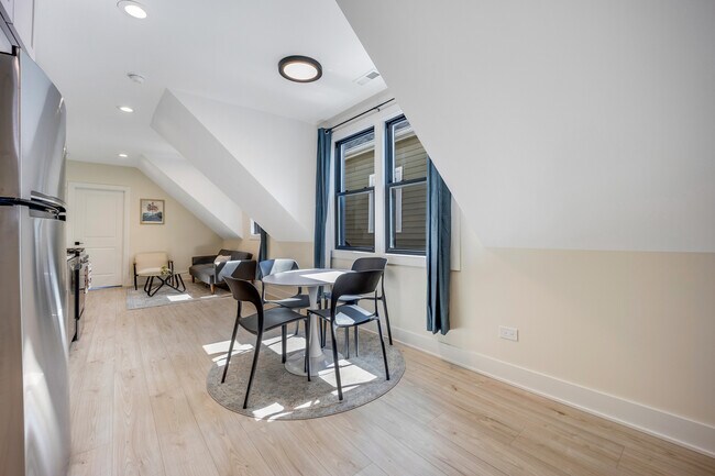 Photo - 1644 N Troy St Unidad 2