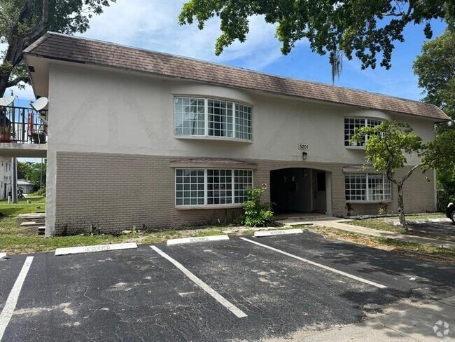 Building Photo - 5201 NW 18th St Unit 1F Rental